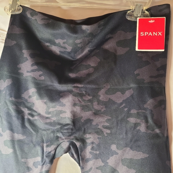 Spanx dark camo leggings. Women’s size 1X . New with tags! - Picture 8 of 9